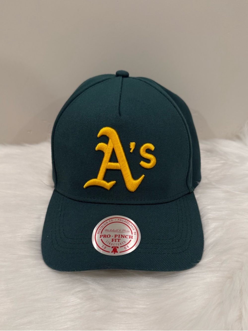 Mitchell & Ness Oakland Athletics snapback baseball cap.